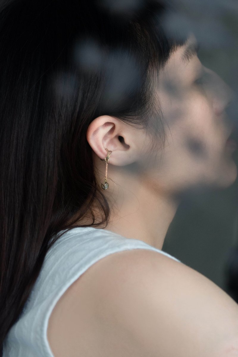 Little Details Of The Day | 拥抱的垂直线 耳骨夹 单只贩售 - 耳环/耳夹 - 铜/黄铜 金色