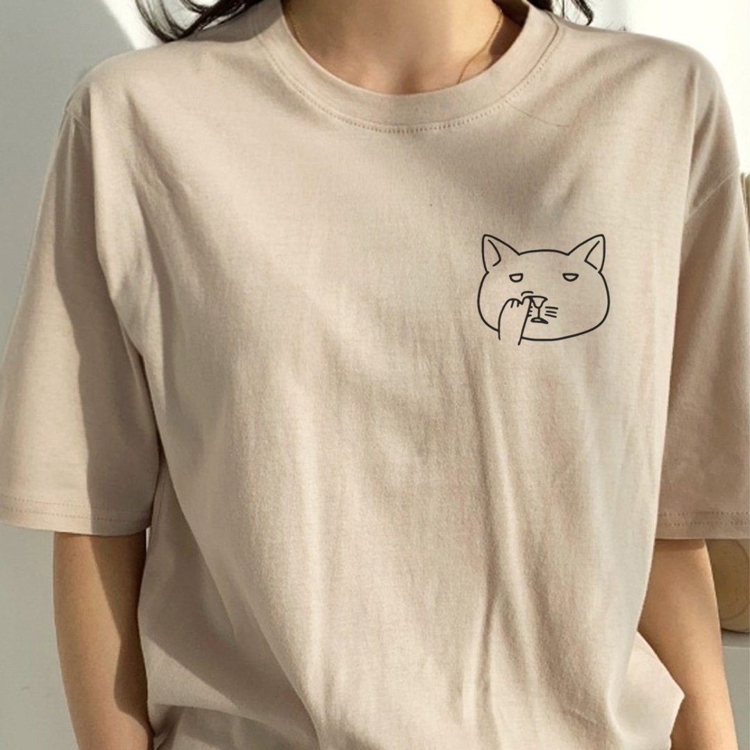 左胸 Nose Picking Cat 中性短袖T恤 卡其色 猫咪挖鼻孔 厌世礼物 - 女装上衣 - 棉．麻 卡其色