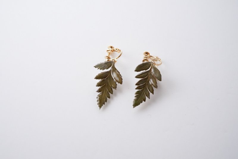 Fern earrings - 耳环/耳夹 - 树脂 绿色