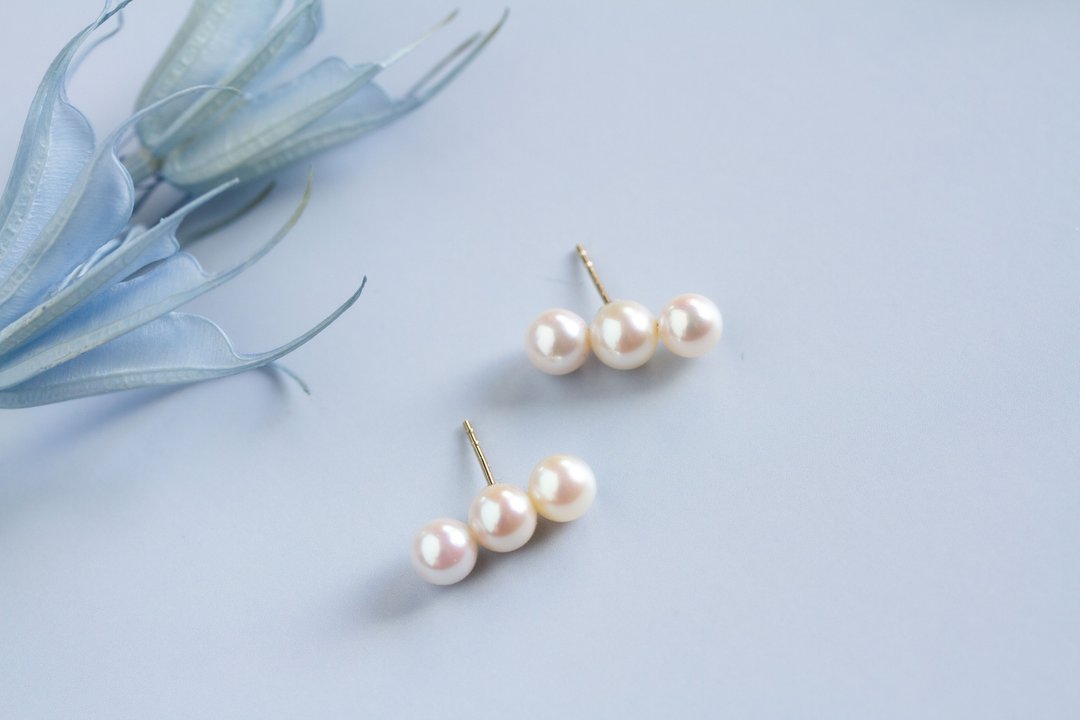 Akoya 珍珠宝宝三粒式耳环 14KGF / Triple Baby Akoya Pearl Stud Earrings - 耳环/耳夹 - 珍珠 白色
