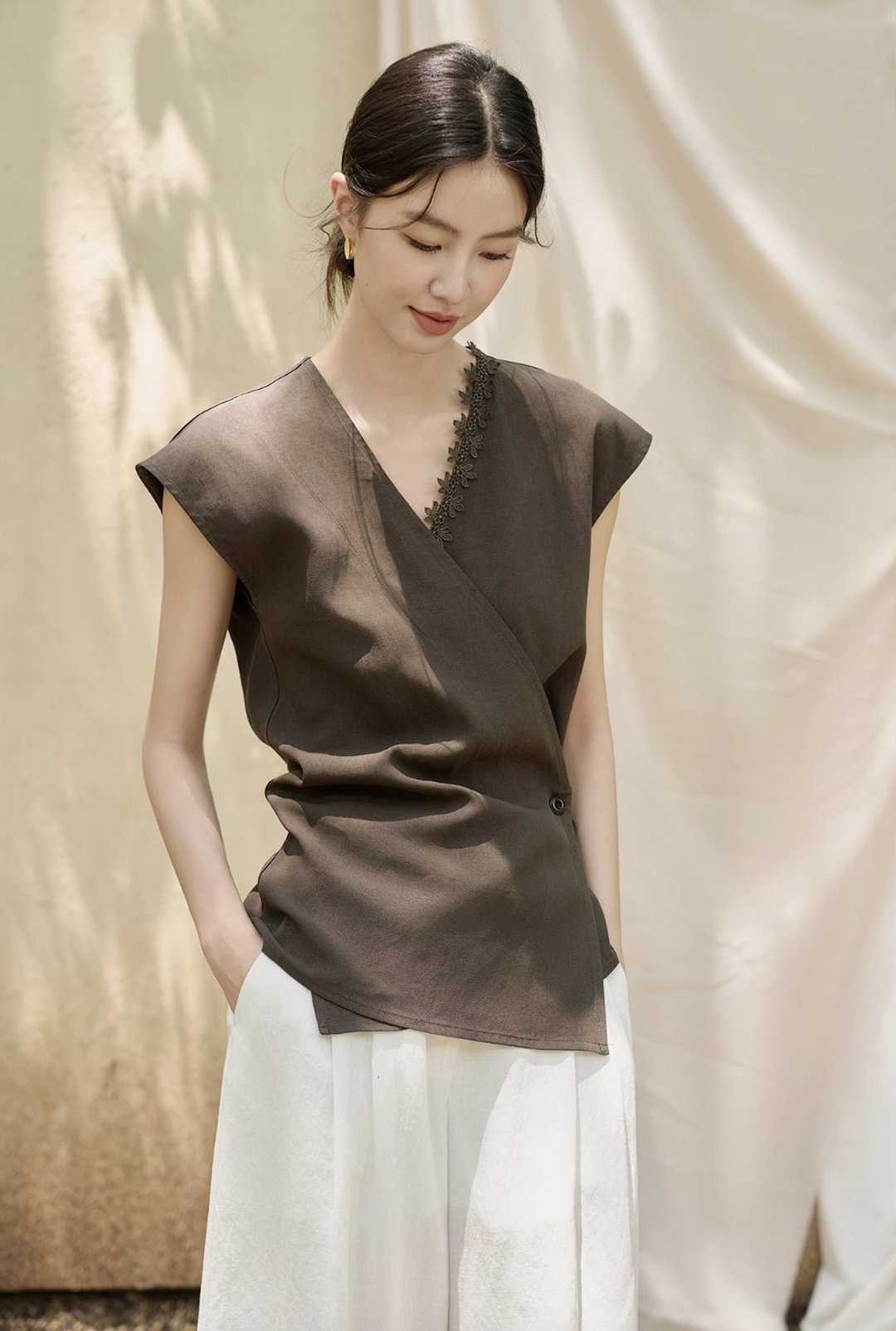 法式复古 天丝亚麻v领背心 无袖衬衫 - 女装背心 - 其他材质 多色