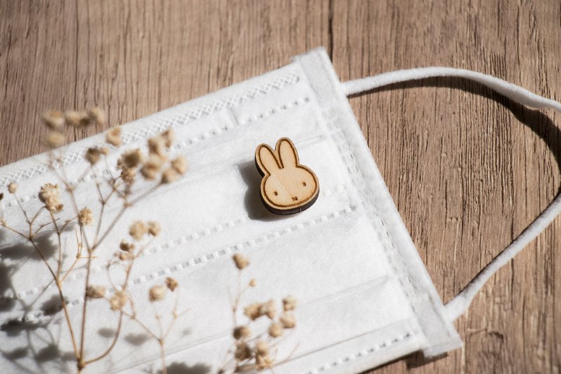 【Pinkoi x miffy】圆耳 miffy 香氛口罩扣 / 磁吸别针 - 口罩 - 木头 咖啡色