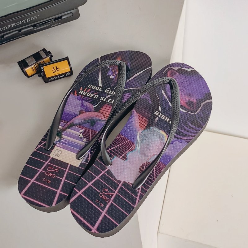 女款文创绘图夹脚拖鞋 软Q止滑耐磨人字拖鞋 LE酷孩子不睡 - 拖鞋 - 橡胶 多色