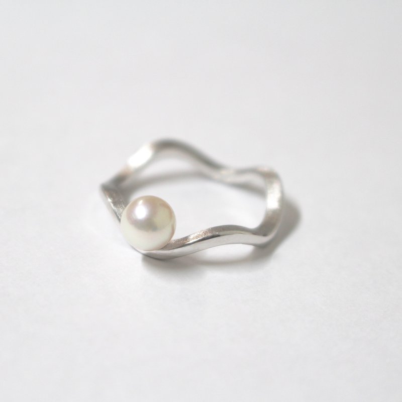 Akoya 珍珠波浪戒指 / 银色 - 戒指 - 宝石 银色