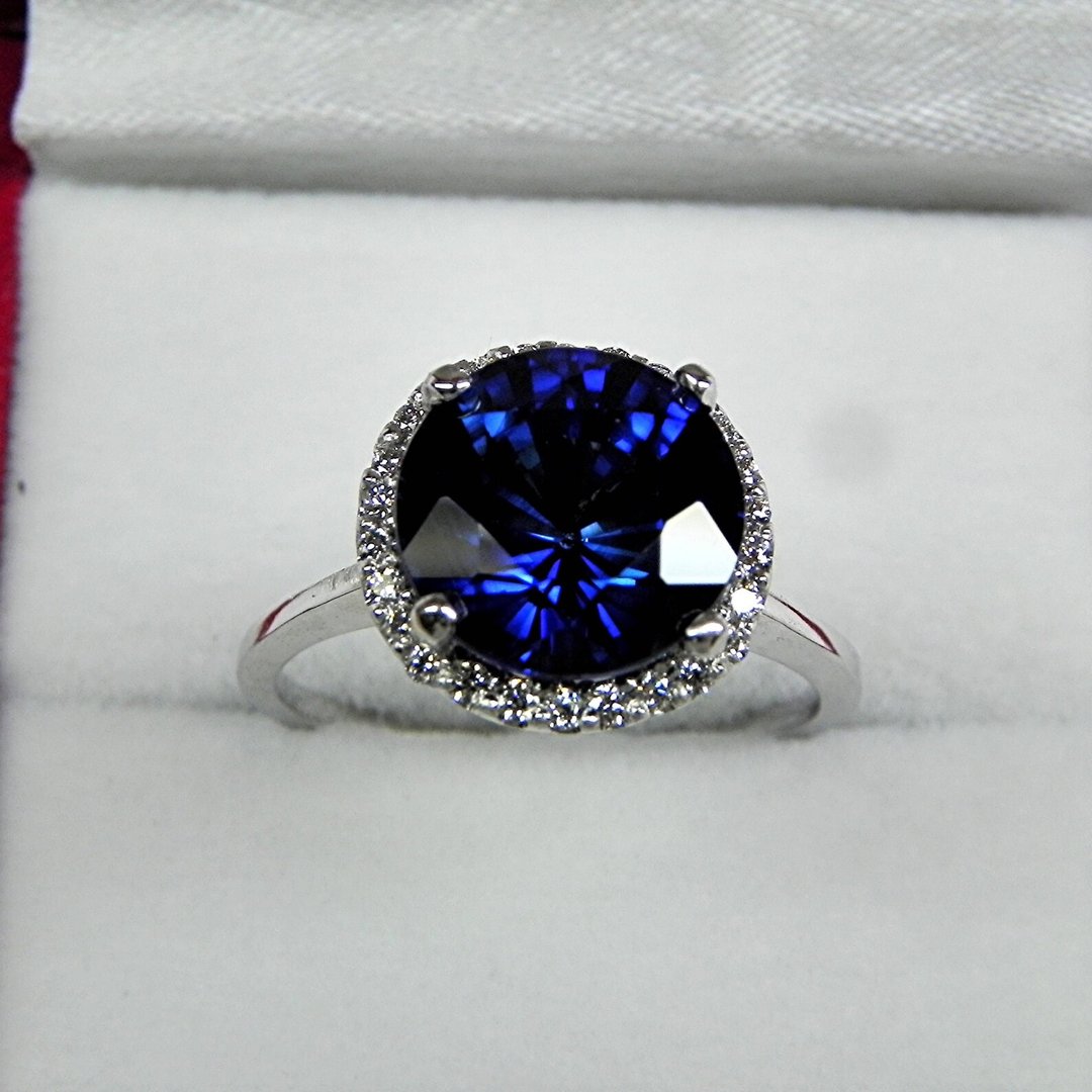 AAA 级 10mm 蓝色蓝宝石 (5.00 克拉) 14K 黄金光环戒指，镶嵌 0.35 克拉钻石 - 戒指 - 宝石 蓝色