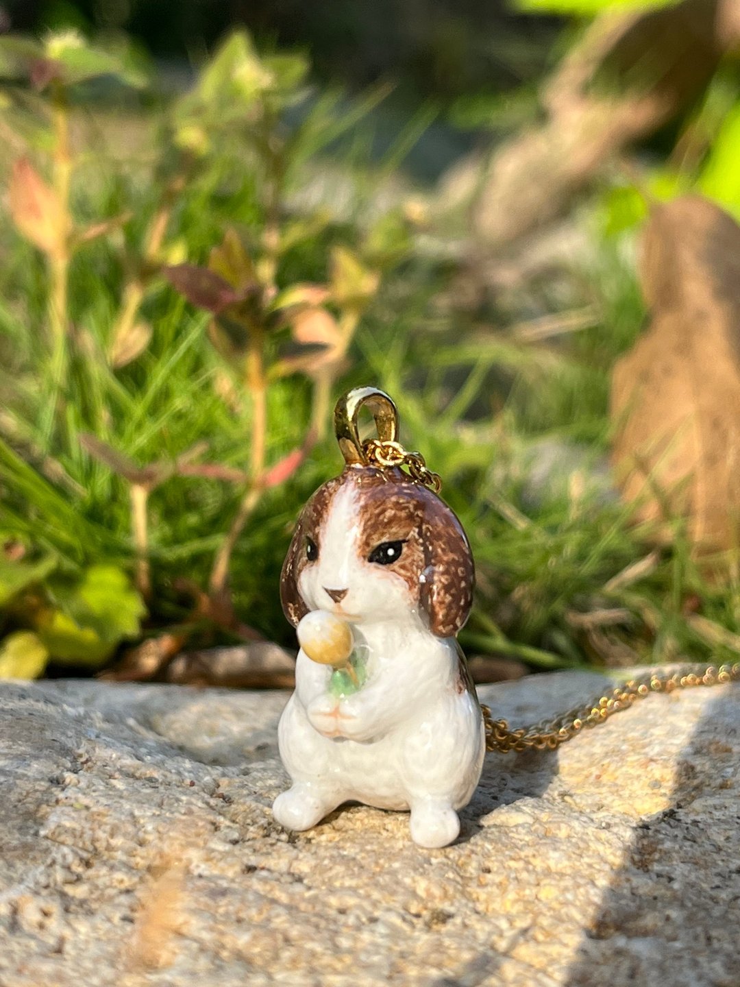童趣手工珐琅彩绘垂耳兔手抱郁金香项链~咖啡&白色 - 项链 - 珐琅 