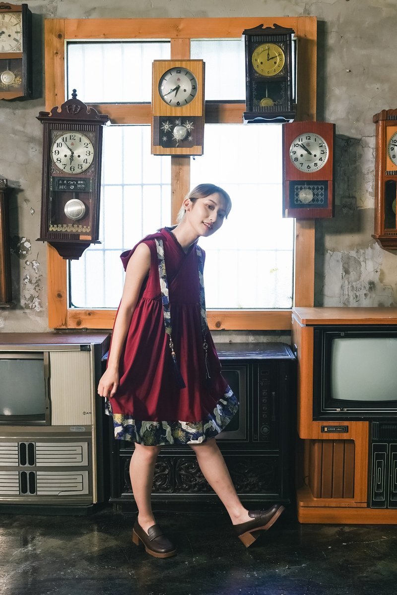 马克仗剑当空走天下 竹节棉拼接印花棉麻无袖连帽洋装 - 洋装/连衣裙 - 棉．麻 红色