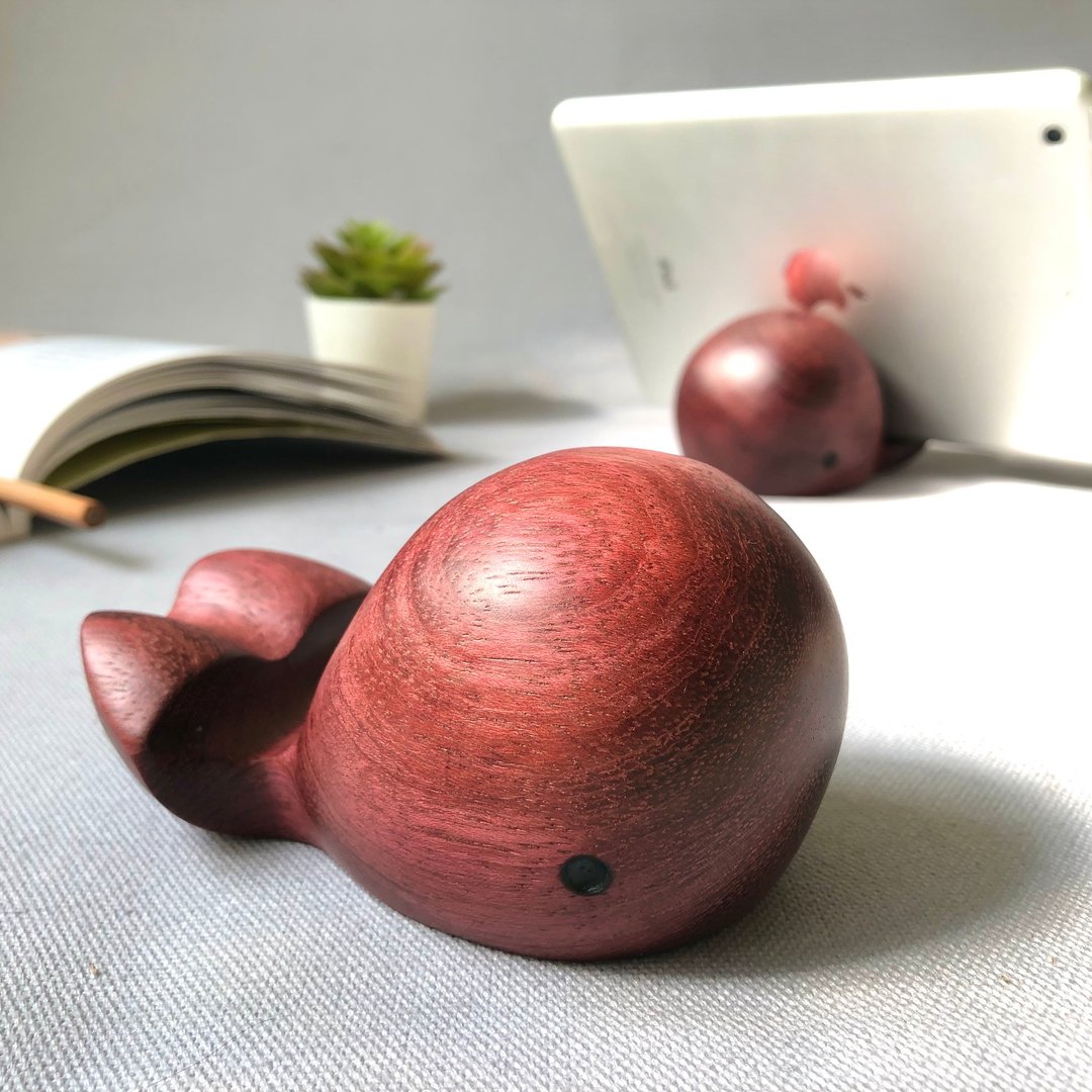 鲸鱼造型手机架 非洲紫心木 原木手刻 iPad架 名片架 - 手机座/防尘塞 - 木头 紫色