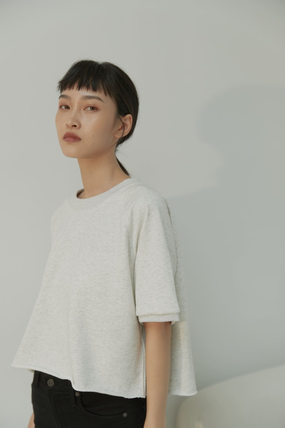 Eva 柔软不收边 短版宽松卫衣 大理石白 - 女装上衣 - 棉．麻 白色