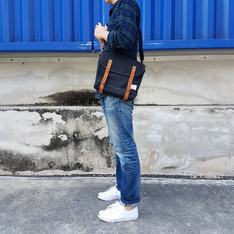 New Black Mini Messenger Bag / Canvas Satchel Bag Vintage Style - 侧背包/斜挎包 - 棉．麻 黑色