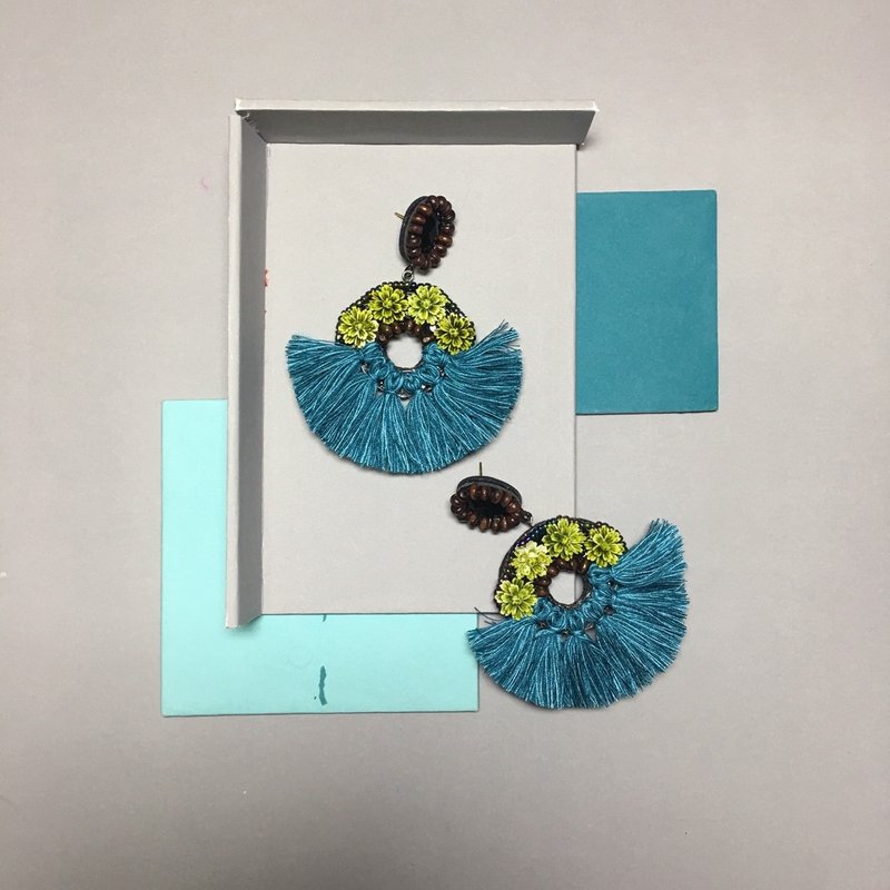 Earrings: donut flower green - 耳环/耳夹 - 其他材质 绿色