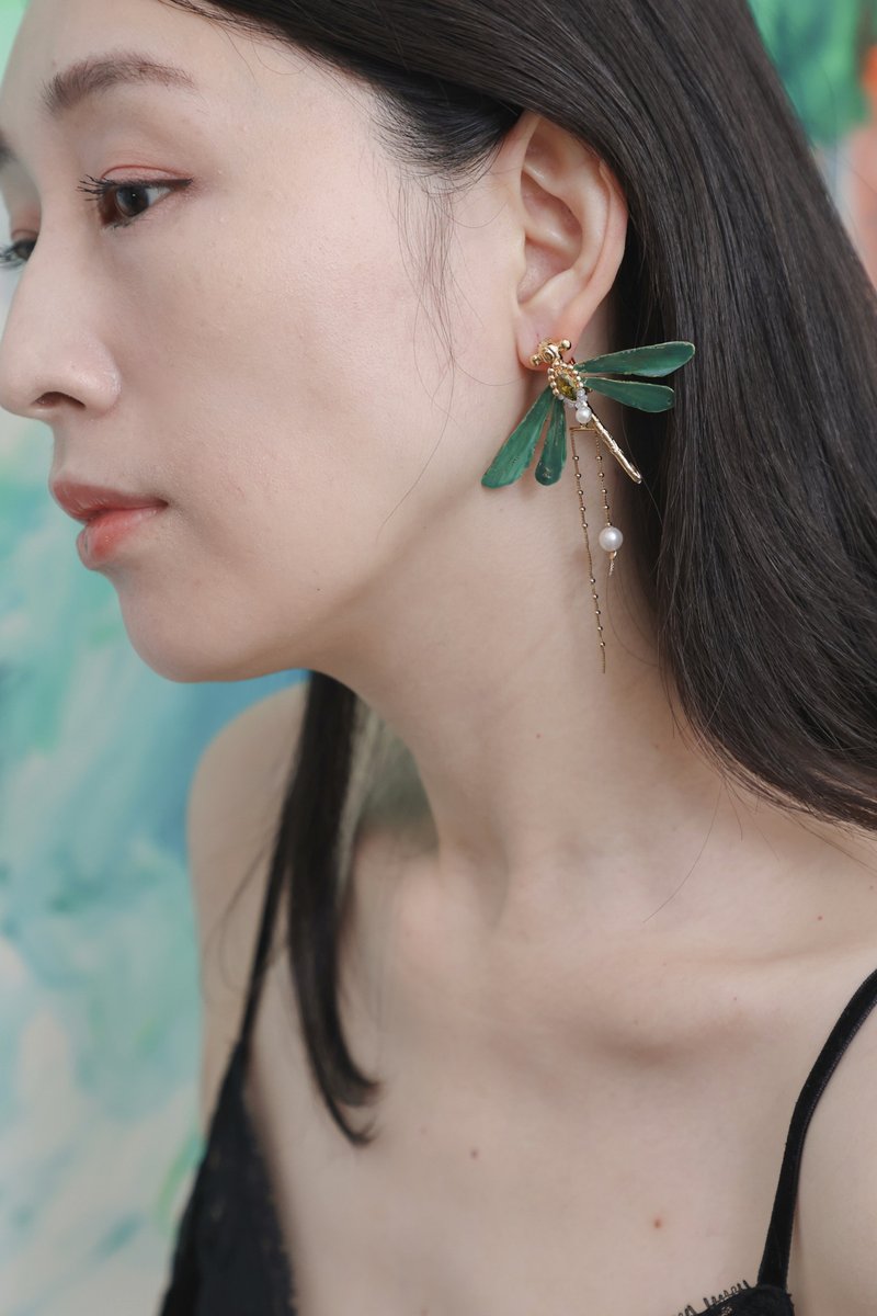 Pinkoi限定色  草绿 田园植物系 蜻蜓  单支耳环 耳夹 低敏耳环 - 耳环/耳夹 - 铜/黄铜 