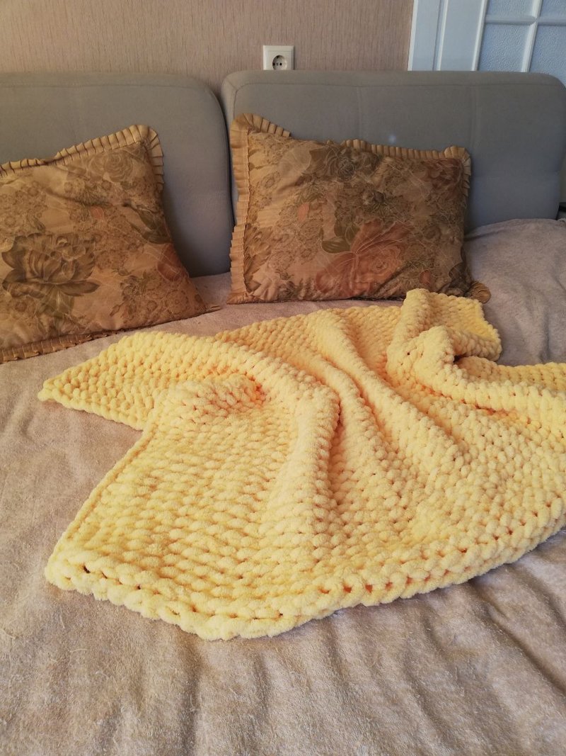 23 birthday gift arm knit blanket Best gift for friend - 被子/毛毯 - 聚酯纤维 黄色