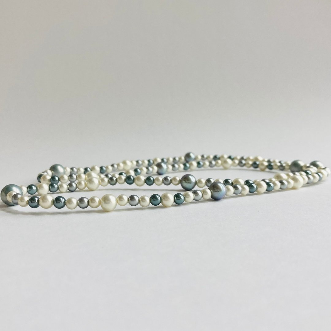 玻璃混搭珍珠歌剧院式项链 / 无接缝工艺 / 4x8mm 约70cm / 蓝灰色x白色混搭 / 日本制造 - 项链 - 玻璃 蓝色