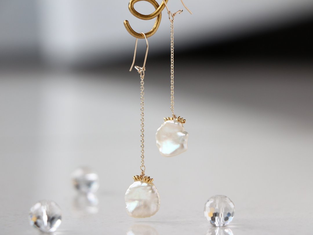 14kgf-Keshi pearl and Karen silver pierced earrings (can change to clip-on) - 耳环/耳夹 - 宝石 白色