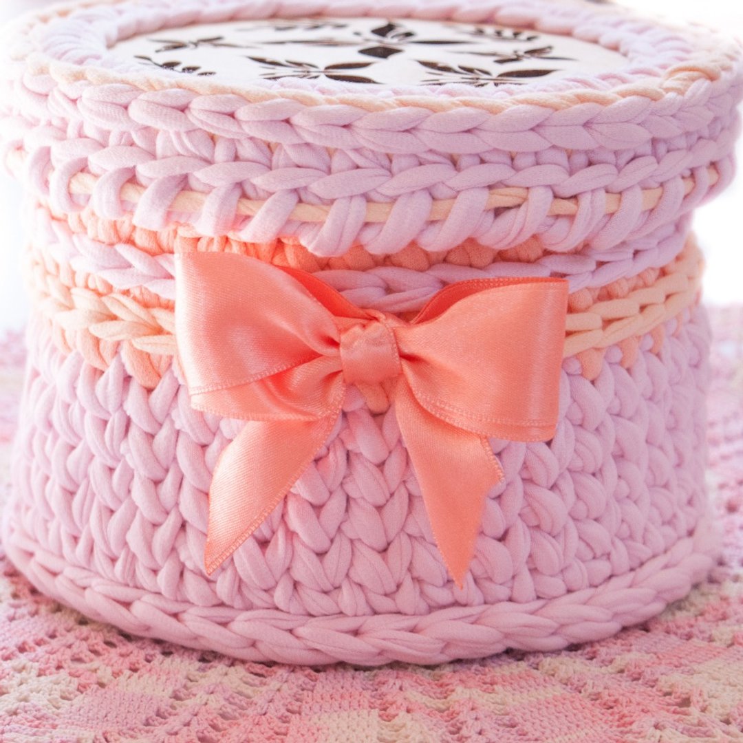 編織收納小籃子 | 圓形置物籃 | 收納籃 | 置物籃 | 禮物 Pink lidded storage basket Shelving basket Gift - 置物架/篮子 - 其他材质 粉红色