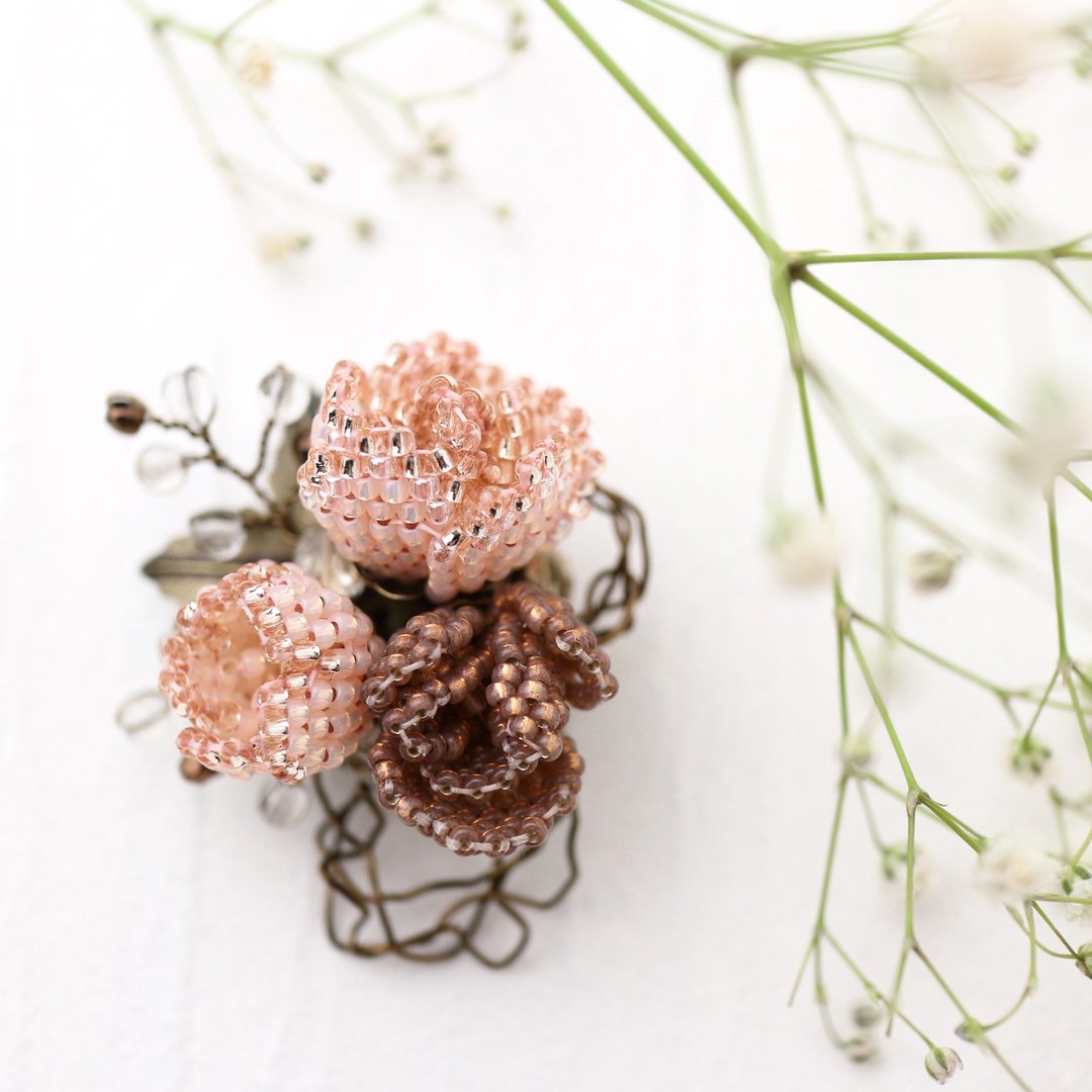 Beaded Bouquet Brooch (pink) / beads bouquet brooch - 胸针 - 玻璃 粉红色