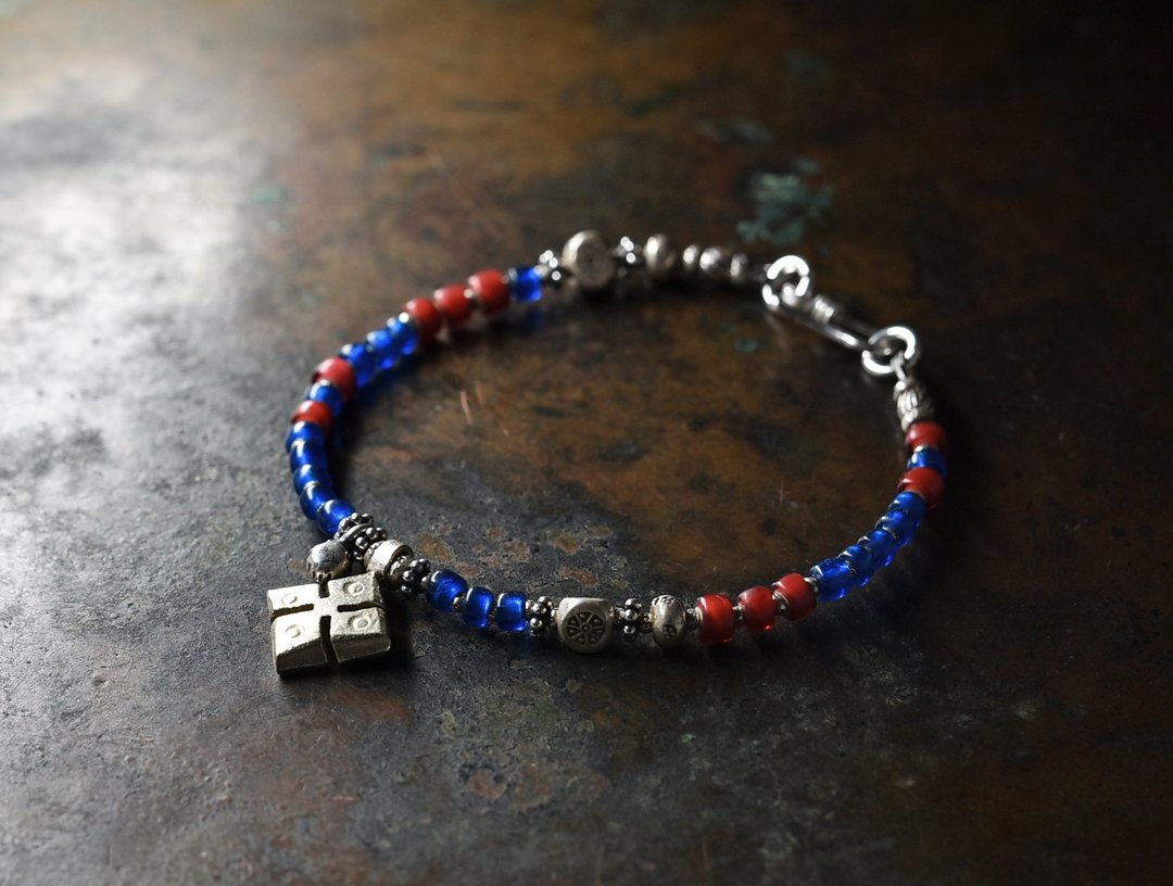 Ethiopian Cross and Blue Beads, Gold Red White Hearts, Karen Silver Breath - 手链/手环 - 玻璃 蓝色