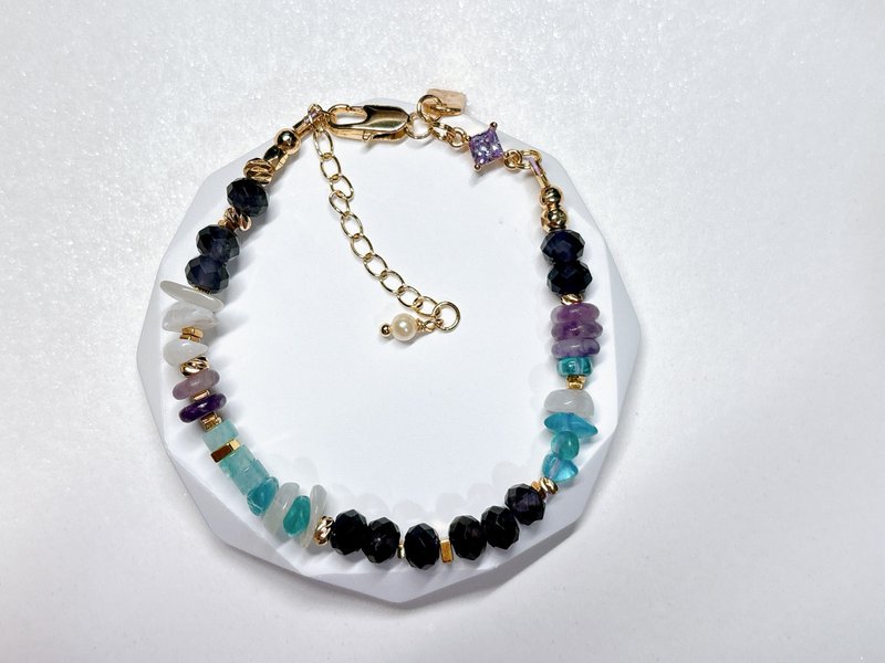 拍打在岸上的浪花 l 堇青石。磷灰石。蓝月光。紫晶。14k包金 - 手链/手环 - 水晶 多色