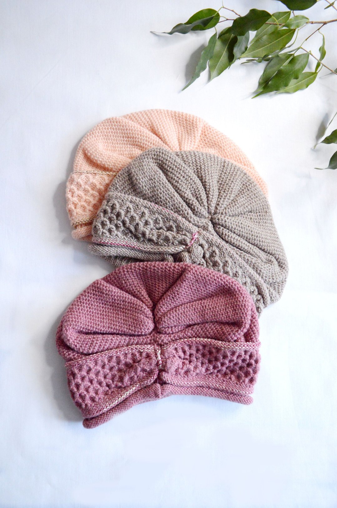 Knitted hat with drapery. Stylish women's hat. - 帽子 - 羊毛 粉红色