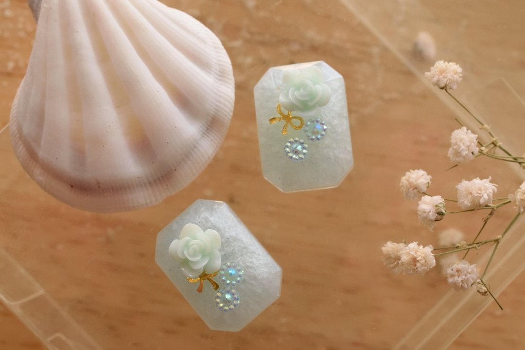 Cute & Beauty Adorable Pale Pastel Blue Gem Resin with Rose Stud Earrings - 耳环/耳夹 - 其他材质 蓝色