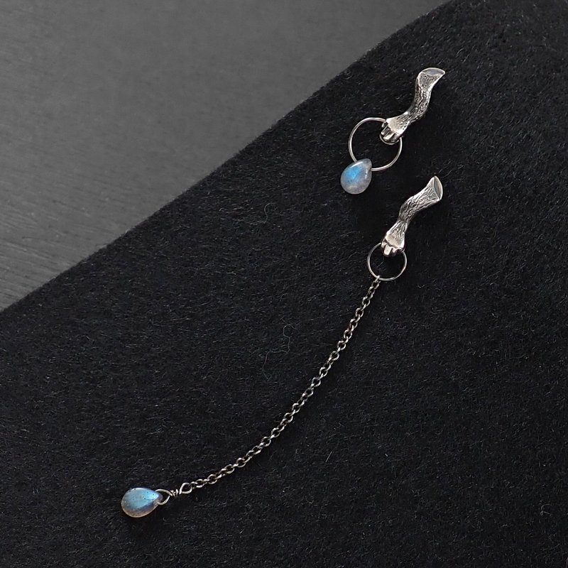 森之夜想 | 立体树枝小手天然拉长石.不对称925纯银耳环 - 耳环/耳夹 - 宝石 黑色