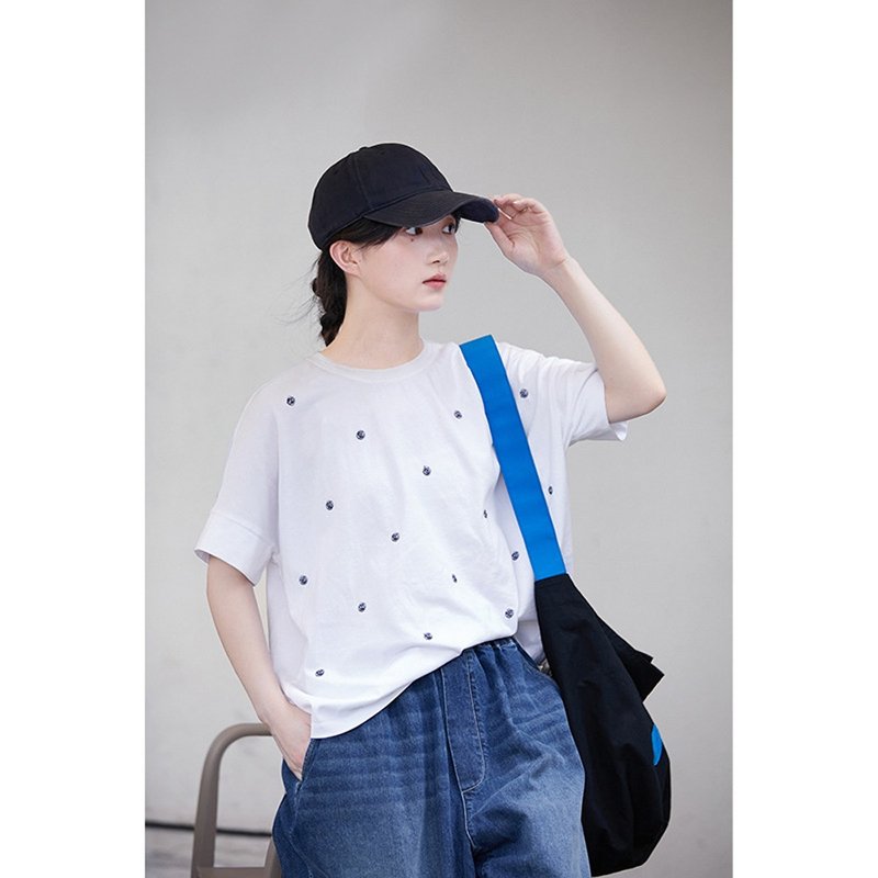 白色满幅绣花简约宽松针织短袖T恤 - 女装 T 恤 - 棉．麻 