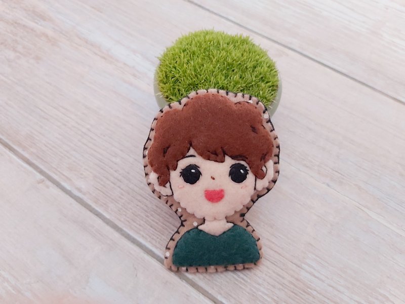 不织布 蓬蓬卷卷发Q版医护娃 伸缩证件夹 易拉扣 固定式证件夹 - 名片夹/名片盒 - 聚酯纤维 多色