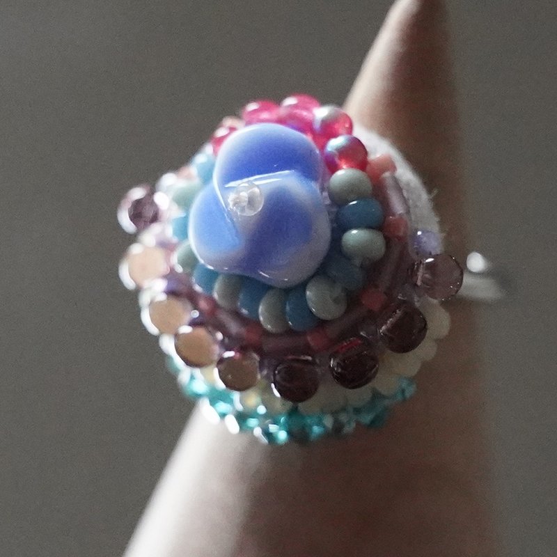 おしゃべりな指輪117 フリーサイズ　ビーズ刺繍のリング　カラフル　おおぶり - 戒指 - 塑料 蓝色