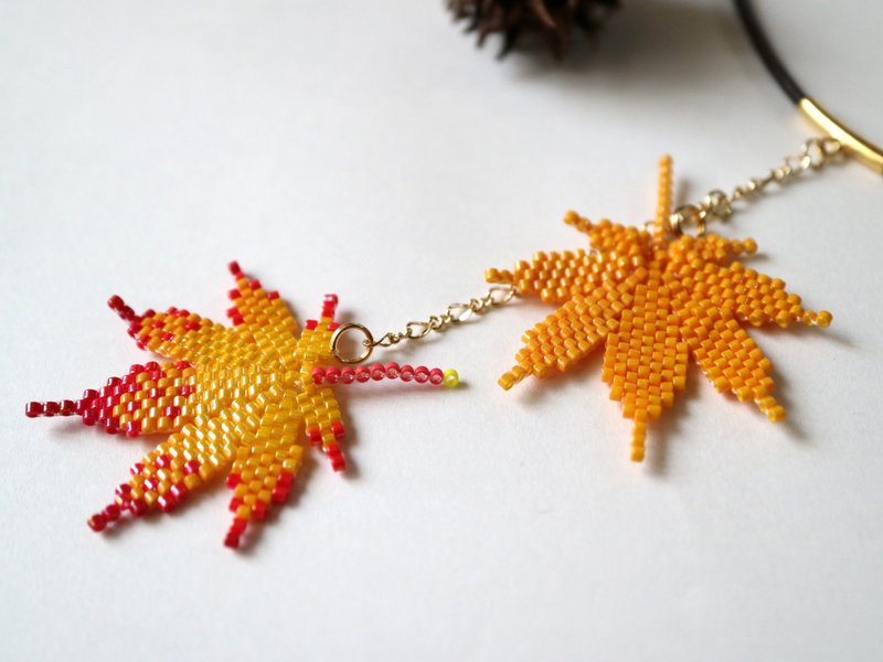 Iroha Autumn Leaves Necklace Red Yellow / Yellow Autumn Maple Japanese Maple Iroha Autumn Leaves Fallen Leaves Yellow Leaves Autumn Vivid Delicate Bead Stitch Pendant Mountain Forest Forest Landscape Travel - 项链 - 玻璃 黄色