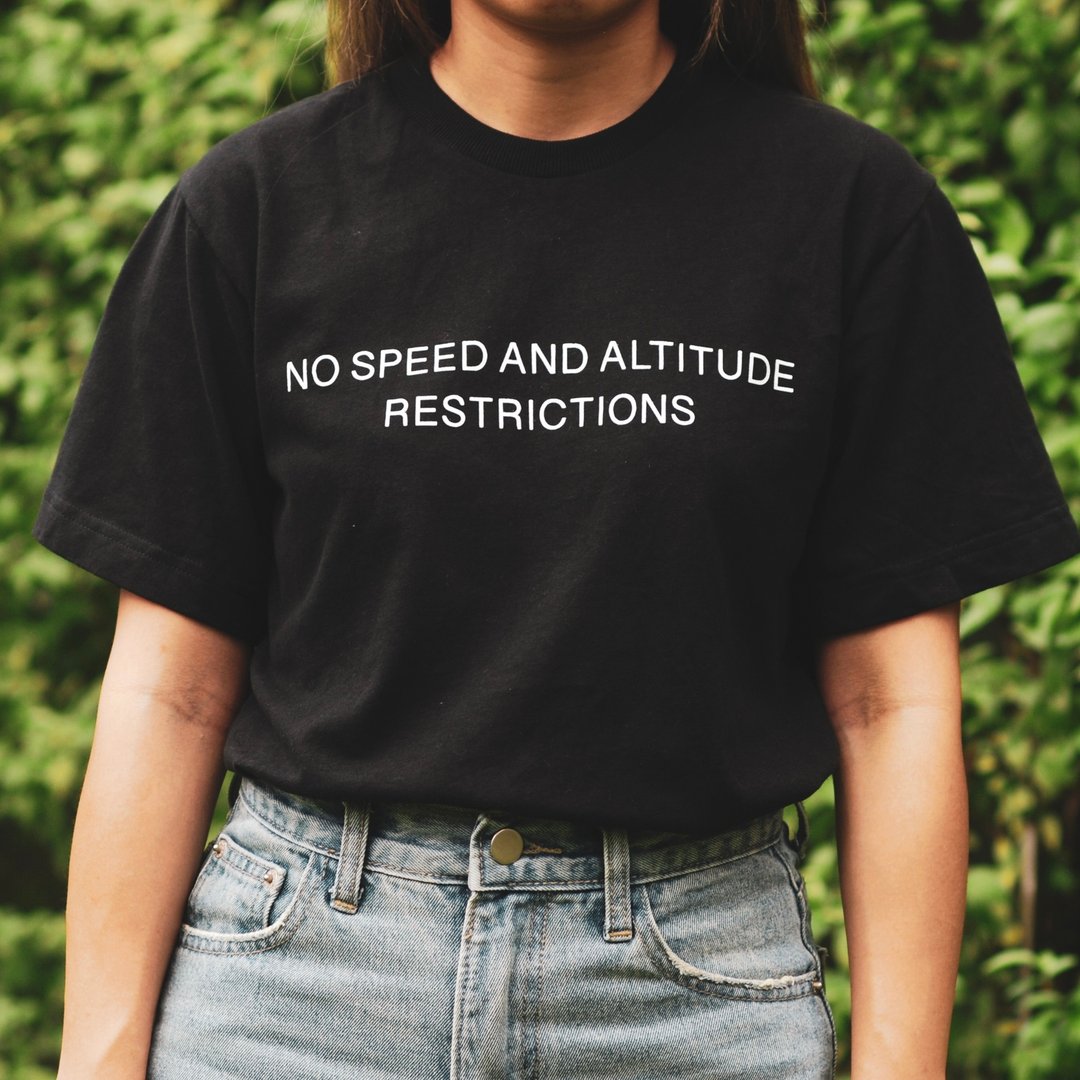 Unisex 黑色圆领 T 恤，印有 NO SPEED AND ALTITUDE RESTRICTIONS 图案。 - 男装上衣/T 恤 - 棉 黑色