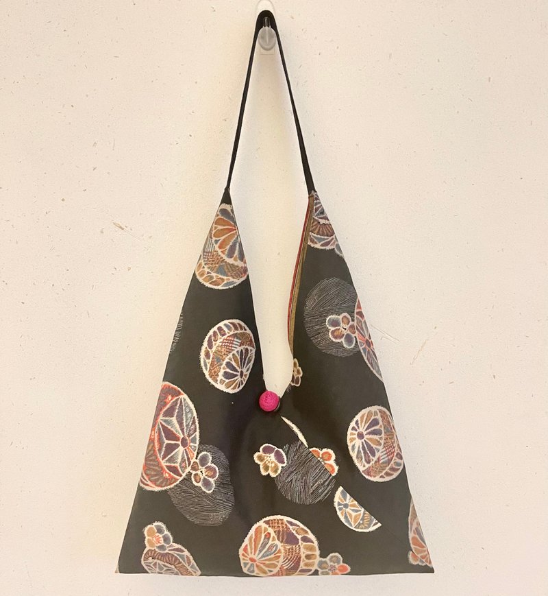 畅销现货/日式粽形侧背包/大尺寸/双面用黑红鞠球 - 侧背包/斜挎包 - 棉．麻 多色