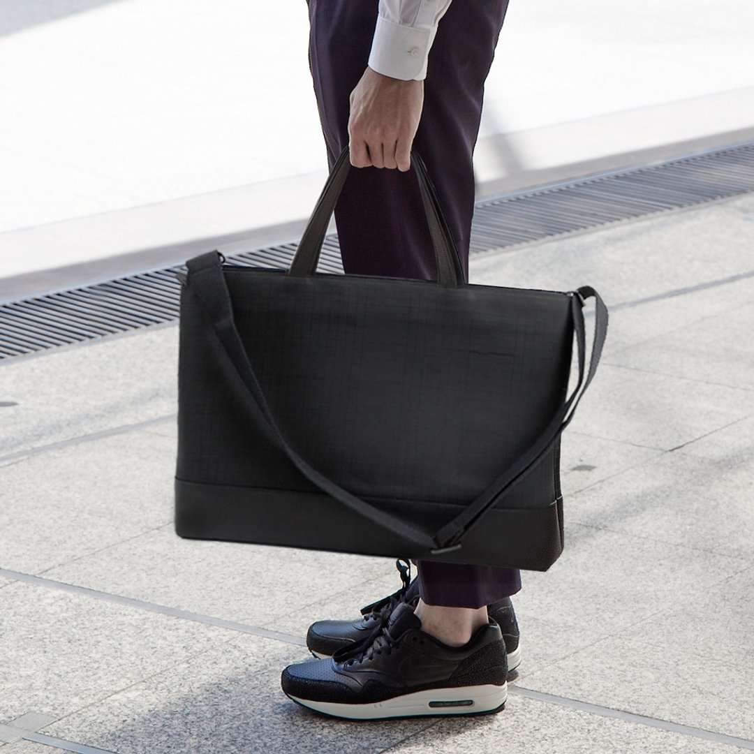 HUM Totebag L size #Black Onyx - 侧背包/斜挎包 - 橡胶 黑色