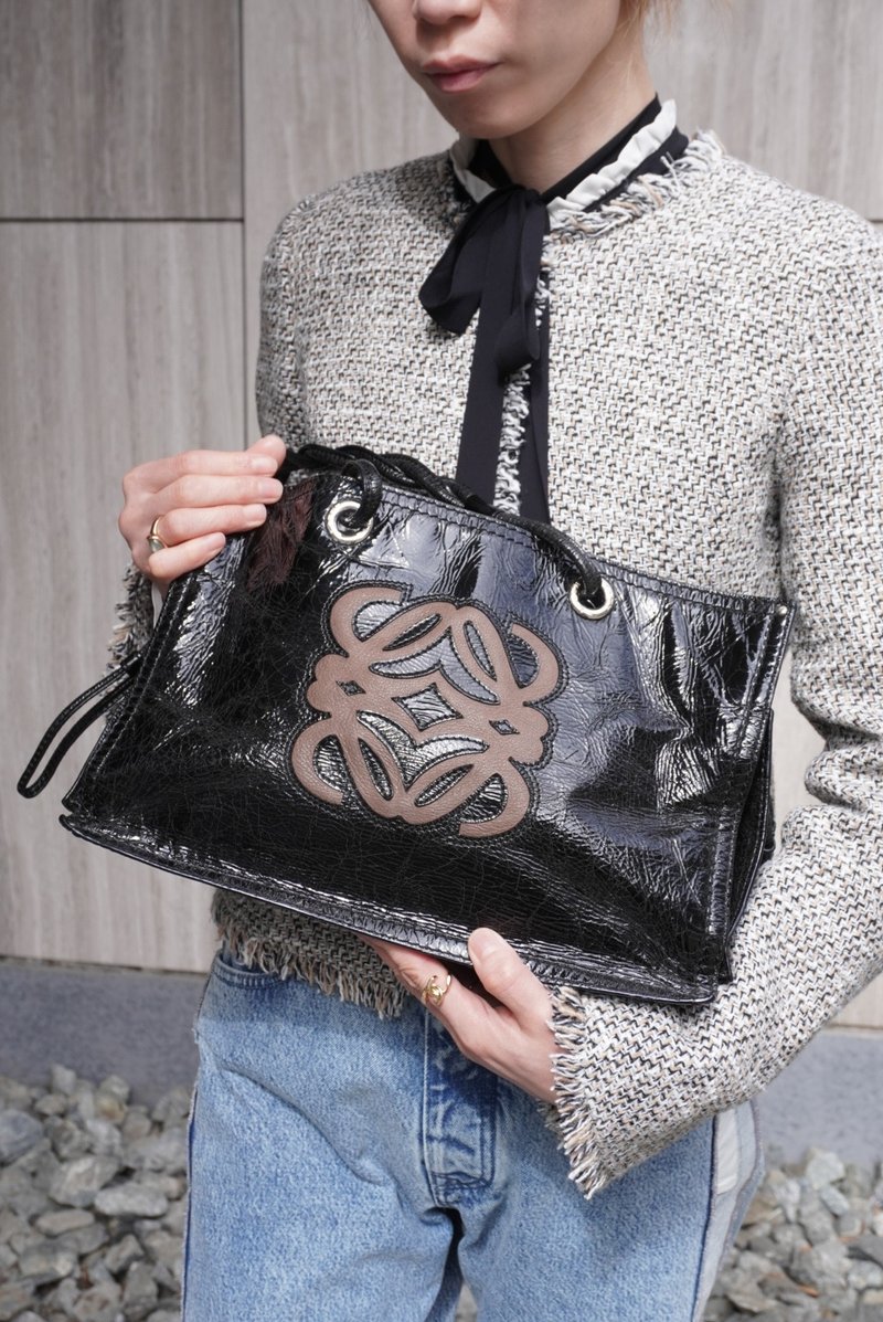 【日本直送 中古名牌包】LOEWE 罗威 经典 Anagram 漆皮手提包 黑色 vintage n7ecge - 手提包/手提袋 - 真皮 黑色
