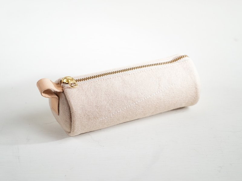 乐洋・Leyan- Effortless Chic圆滚滚铅笔盒 /文具收纳包－气质杏 - 化妆包/杂物包 - 其他人造纤维 卡其色