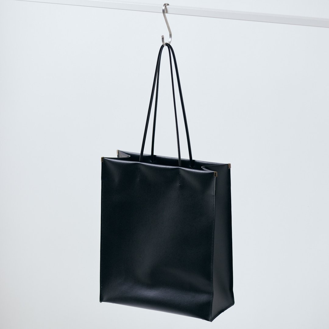 【shopper bag 直式 black】托特包/纸袋风/ રaminated canvas/皮革提把/简约/防磨脚钉/可自立/A4 - 手提包/手提袋 - 棉 黑色