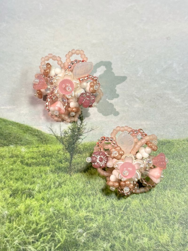 櫻花秘境 串珠花朵耳環 手作耳飾 花團錦簇 花叢耳環 - 耳环/耳夹 - 玻璃 多色