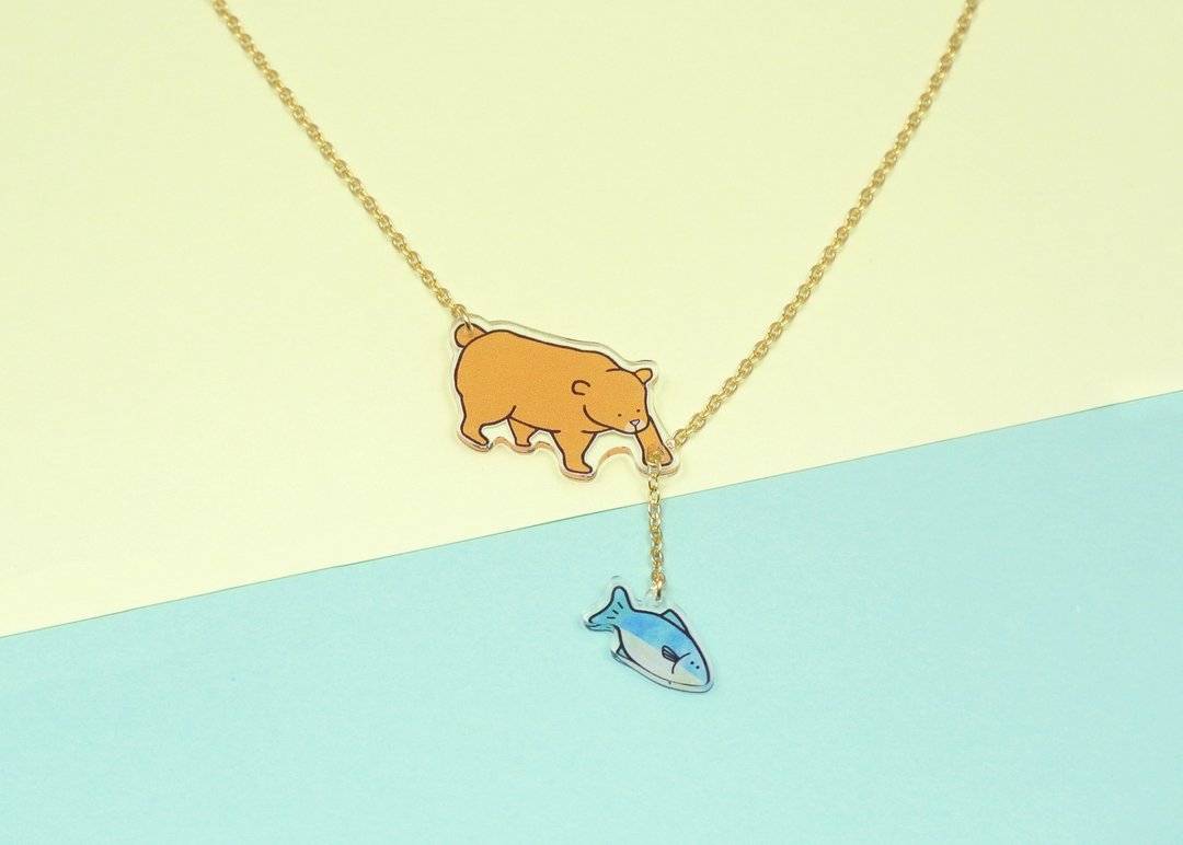 The bear capturing salmon - 项链 - 压克力 多色