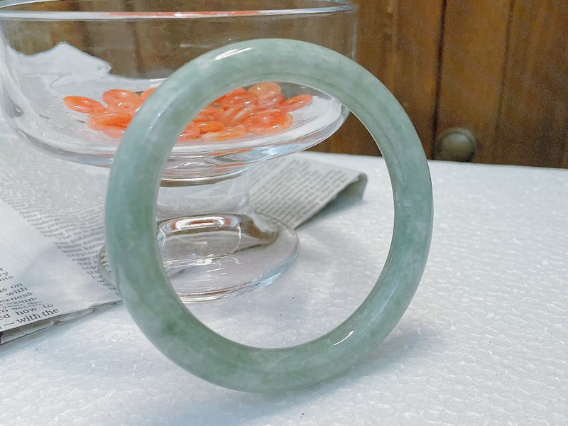 天然翡翠A货缅甸玉绿底飘花 圆骨镯  美人 玉镯 手镯 - 手链/手环 - 玉石 绿色