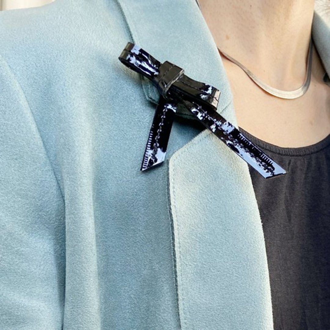 Enamel leather * Ribbon brooch * Black * Brooch * For clothes and bags * Graduation ceremony * Entrance ceremony * Graduation ceremony - 胸针 - 其他材质 