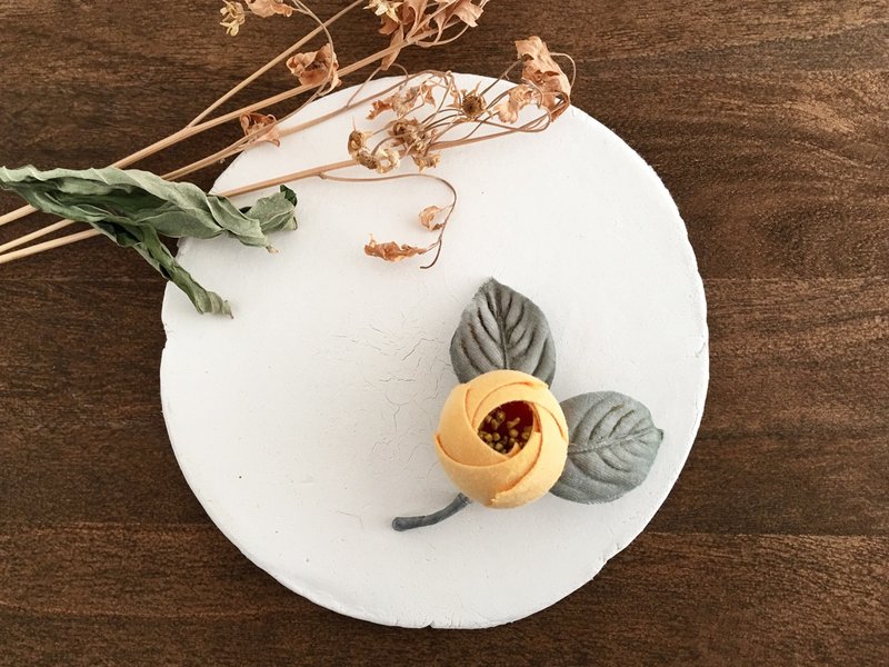 Cotton bud brooch yellow - 胸针 - 棉．麻 黄色