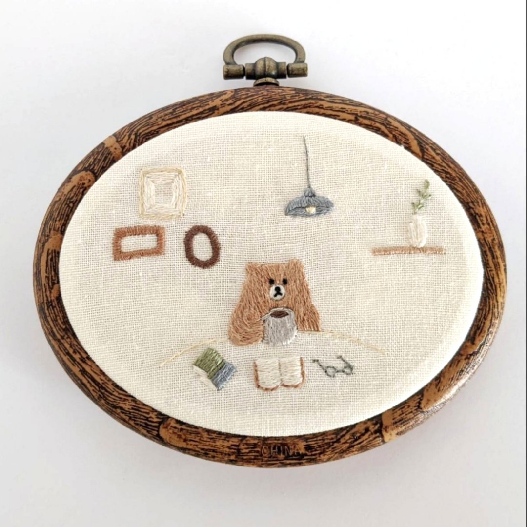 Bear and coffee embroidery frame decoration - 墙贴/壁贴 - 绣线 白色