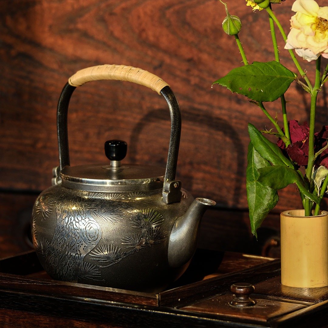 【日本古美术】老松纹 藤巻提手 锡汤沸 本锡 款 - 茶具/茶杯 - 其他金属 