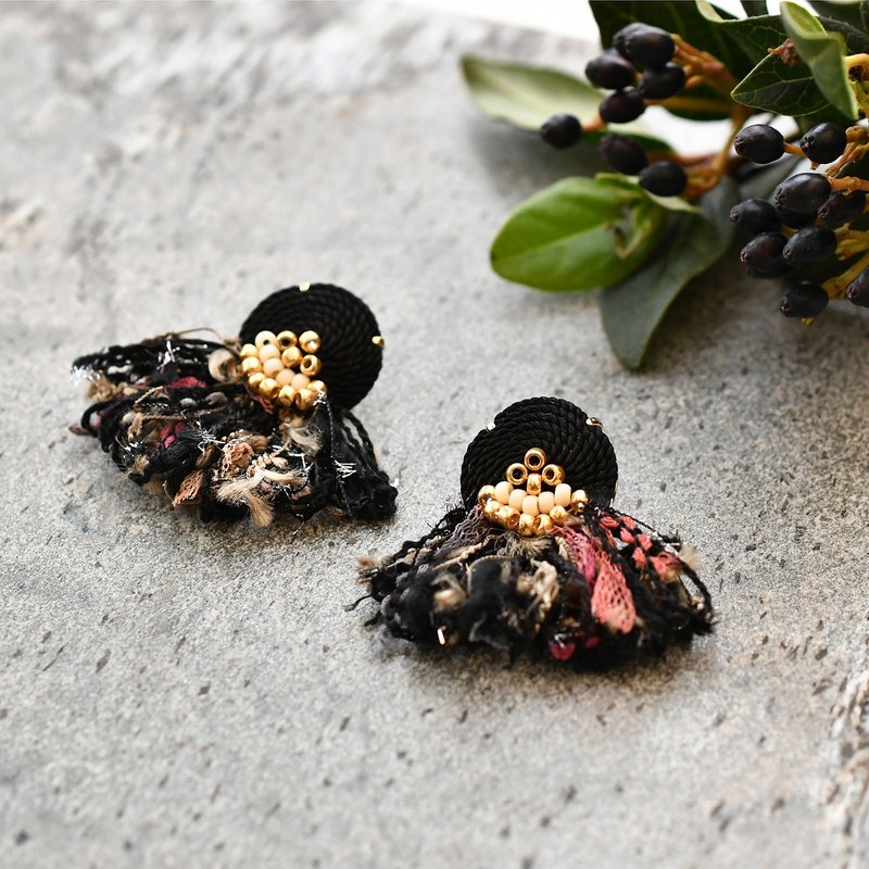 String tassel earrings /Black - 耳环/耳夹 - 其他材质 黑色