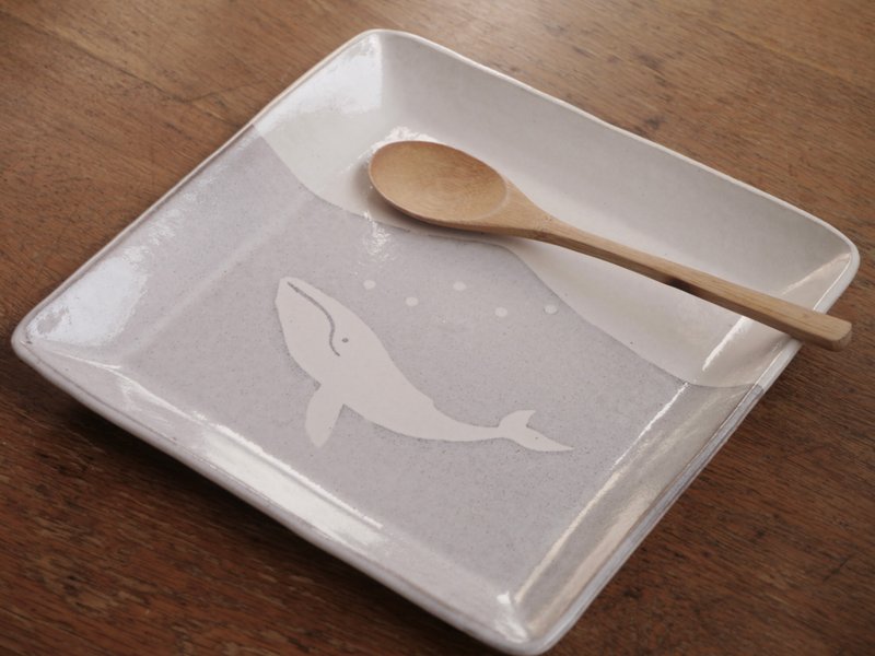 Pottery Whale Plate (large) - 浅碟/小碟子 - 陶 灰色