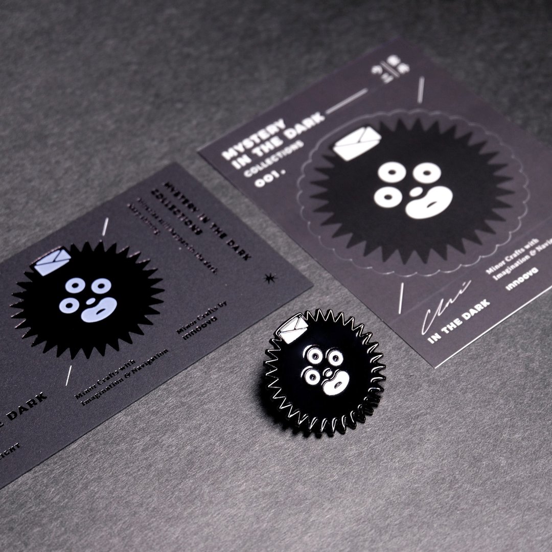 UNI IN THE DARK 襟章及明信片套装 - 胸针 - 其他金属 