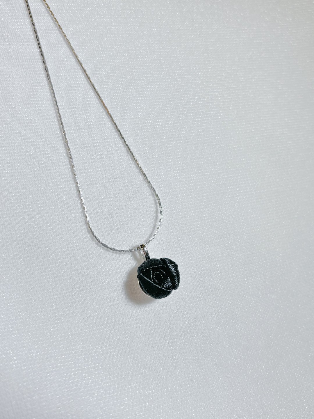 Re-Re蚕丝金工—限量款 单朵小玫瑰项链 星夜黑 - 项链 - 丝．绢 银色