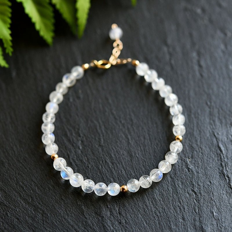 Eternal youth, eternal love Phantom moonstone bracelet June birthstone - 手链/手环 - 宝石 白色