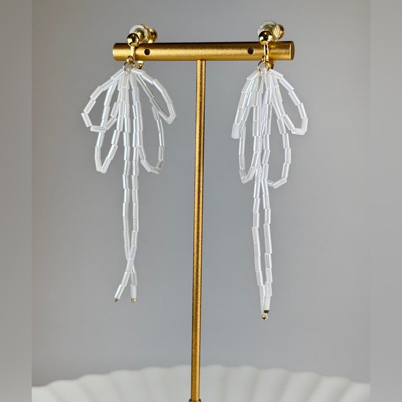 慵懒双层蝴蝶结 玻璃珠手工耳环(耳针耳夹) 珍珠白 cindyandtong - 耳环/耳夹 - 玻璃 白色