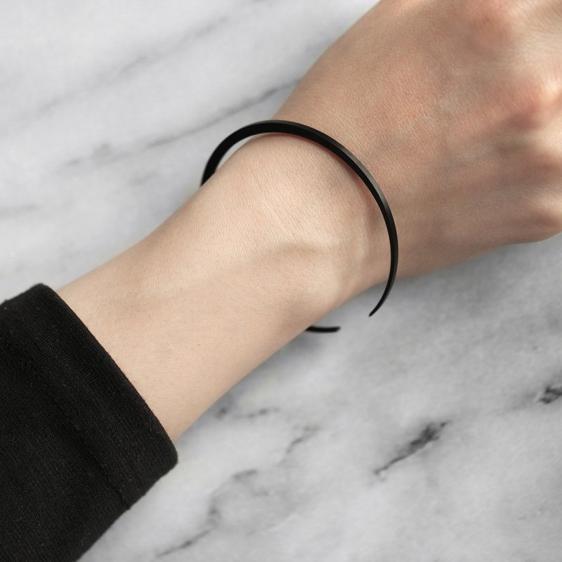 moorigin 弦月手环 | 医疗钢・抗过敏・可洗澡・不掉色 - 手链/手环 - 不锈钢 银色